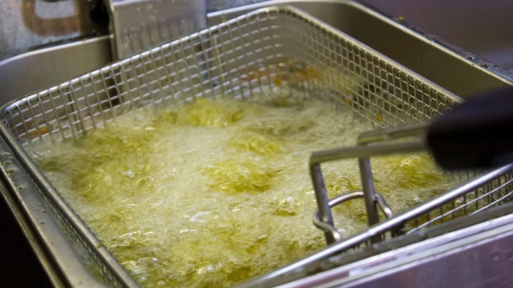  commercial fryer with bubbling fry-oil
